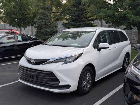Certified 2025 Toyota Sienna LE FWD image 2