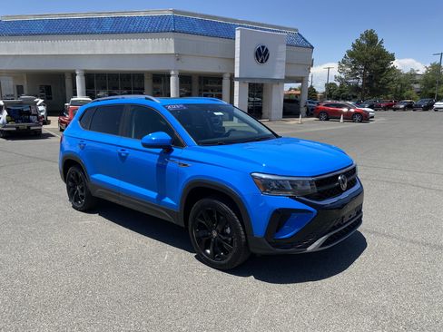 Certified 2023 Volkswagen Taos SE w/ Panoramic Sunroof Package FWD image 2
