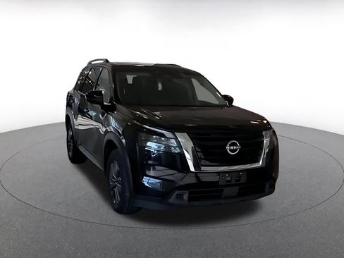 Used 2025 Nissan Pathfinder SV image 4