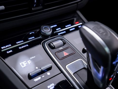 Used 2020 Porsche Cayenne Turbo image 26