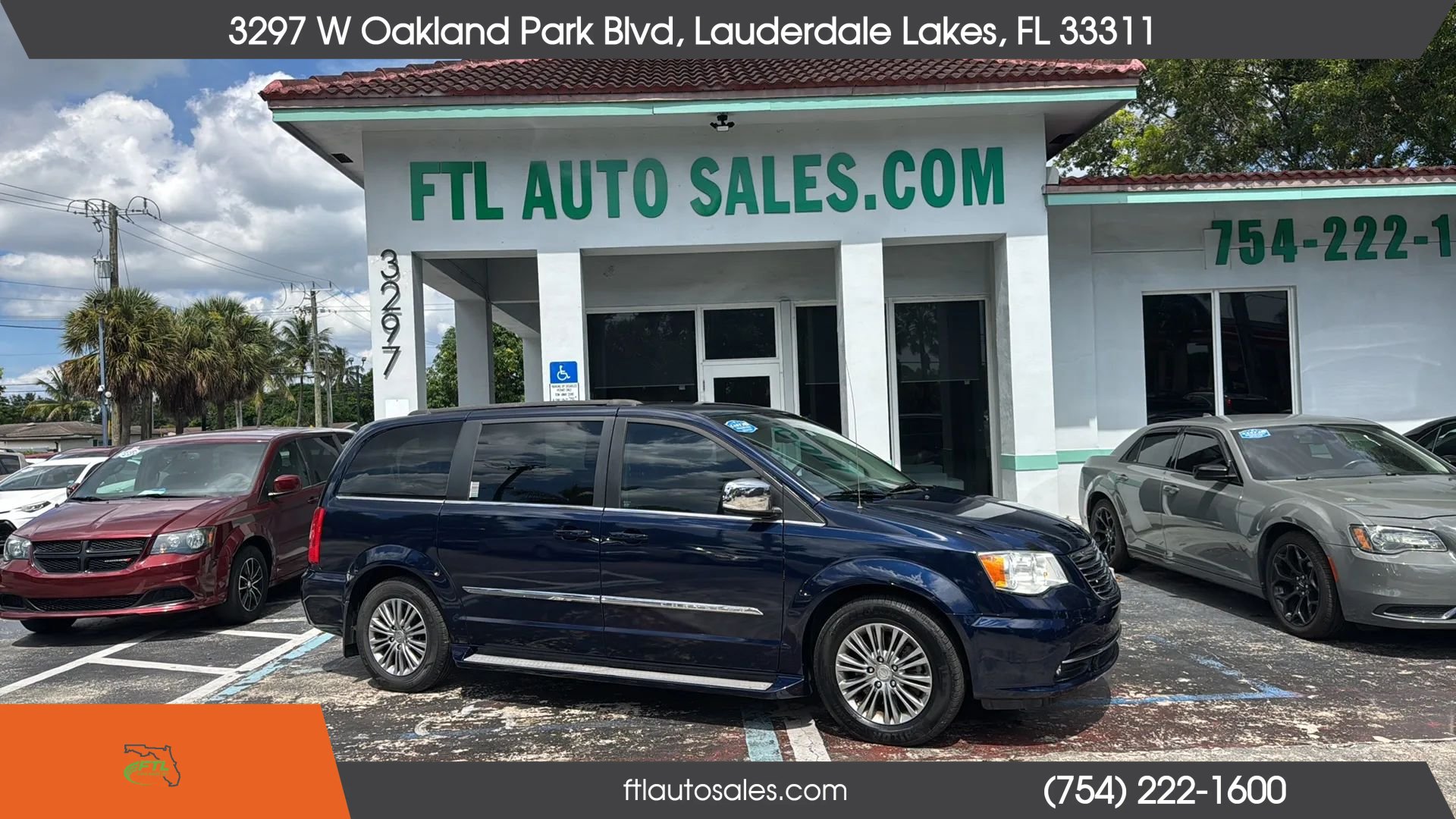 Used 2014 Chrysler Town & Country Touring-L FWD image 11
