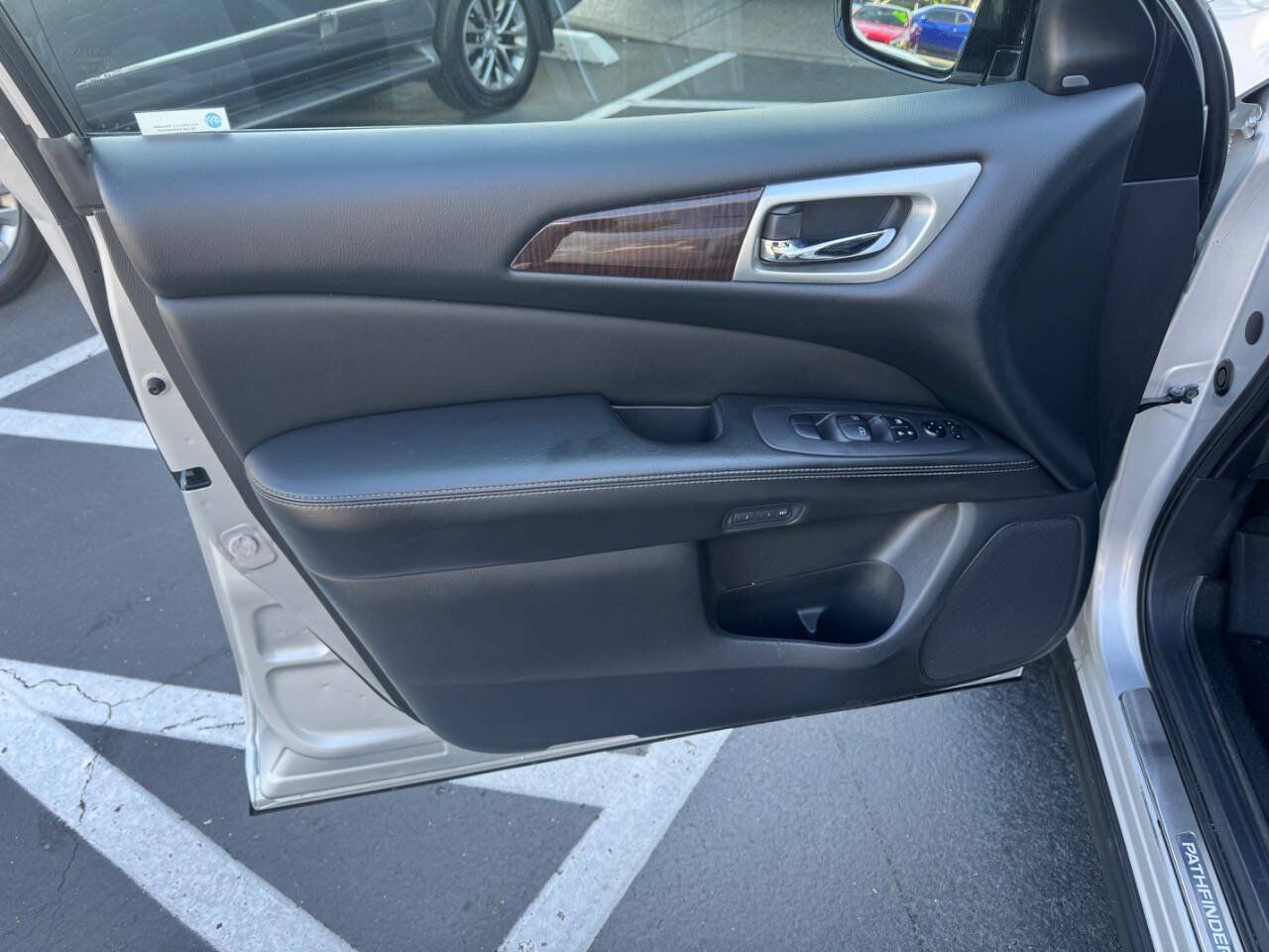 Used 2015 Nissan Pathfinder Platinum w/ Family Entertainment Package FWD image 15