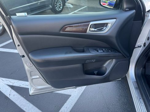 Used 2015 Nissan Pathfinder Platinum w/ Family Entertainment Package FWD image 15