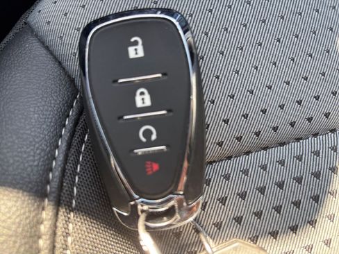 Used 2025 Chevrolet Trax LT w/ LT Convenience Package FWD image 23