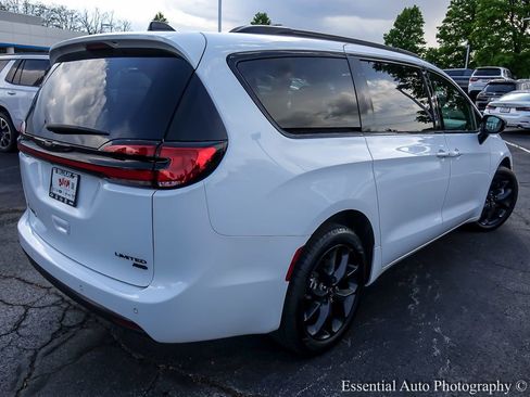 Used 2023 Chrysler Pacifica Limited w/ S Appearance Package AWD/4WD image 9