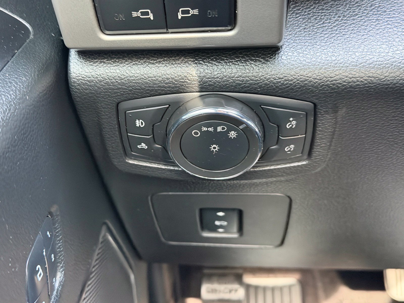 Used 2016 Ford F150 Lariat w/ Equipment Group 502A Luxury AWD/4WD image 12
