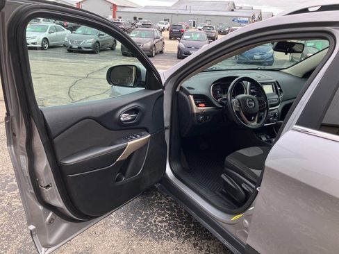 Used 2018 Jeep Cherokee Latitude w/ Cold Weather Group image 9