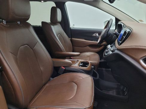 Used 2017 Chrysler Pacifica Limited FWD image 21