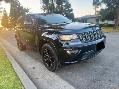 Used 2019 Jeep Grand Cherokee Altitude RWD image 3