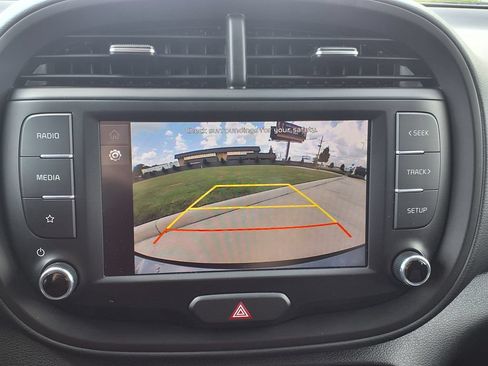 Used 2025 Kia Soul LX w/ LX Technology Package FWD image 27