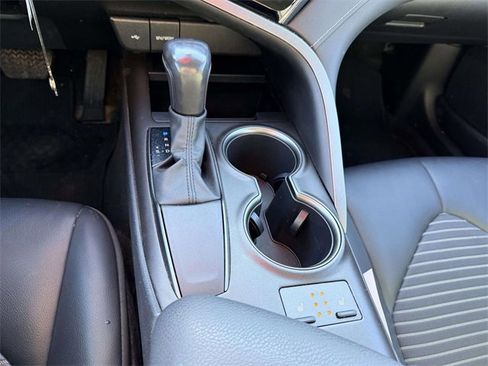 Used 2022 Toyota Camry SE image 23