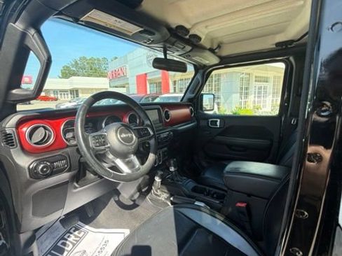 Used 2018 Jeep Wrangler Unlimited Sahara w/ Cold Weather Group AWD/4WD image 10