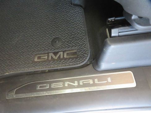 Used 2019 GMC Sierra 1500 Denali w/ Denali Ultimate Package AWD/4WD image 17