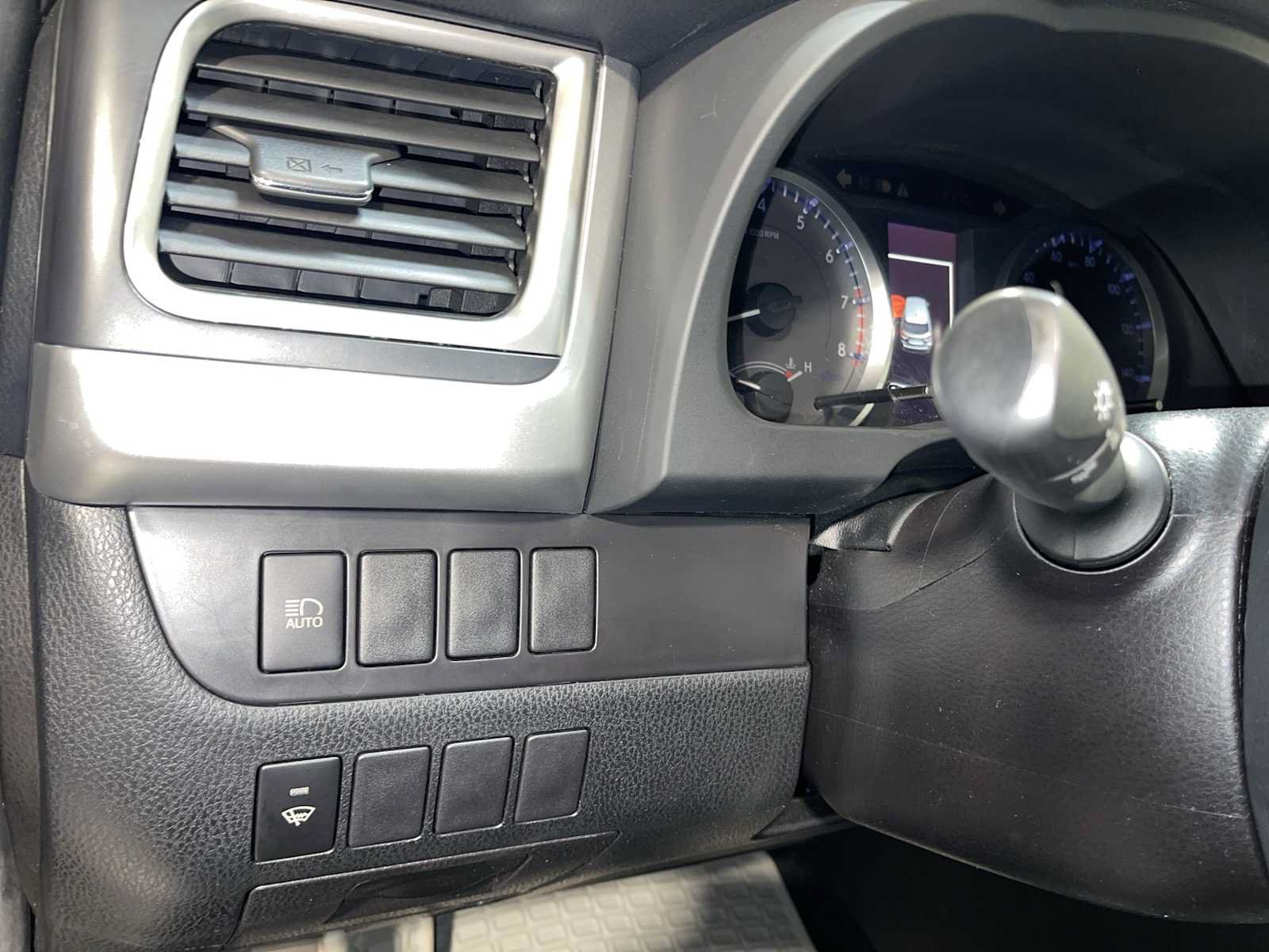 Used 2019 Toyota Highlander LE AWD/4WD image 24