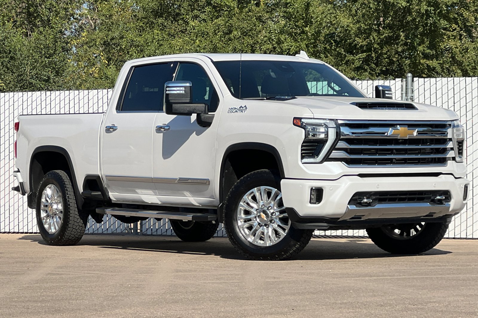 Used 2024 Chevrolet Silverado 2500 High Country w/ Technology Package AWD/4WD image 2