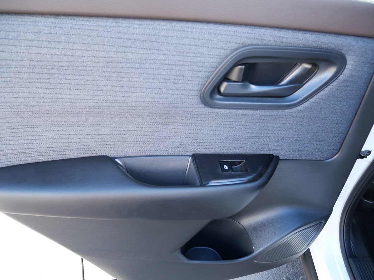 Used 2023 Nissan Rogue S AWD/4WD image 25