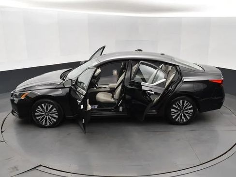 Used 2025 Nissan Altima 2.5 SV FWD image 7