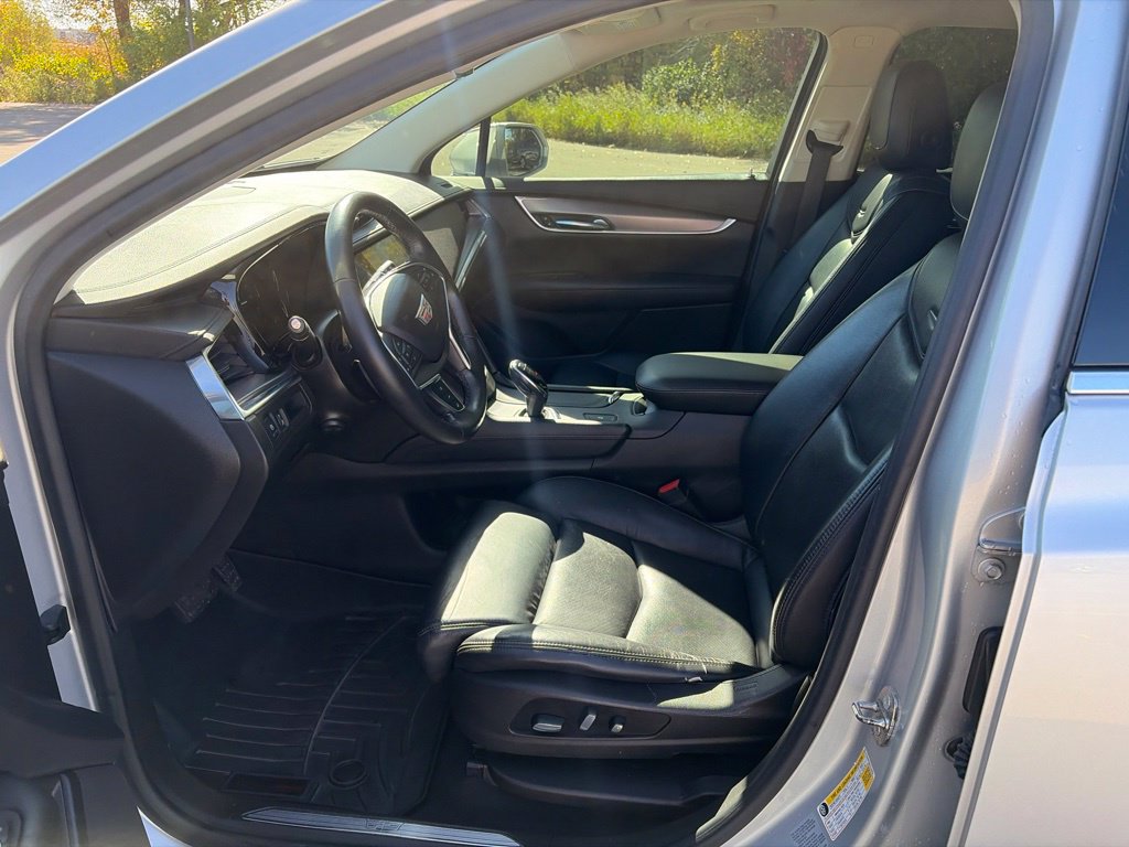 Used 2017 Cadillac XT5 Luxury w/ Driver Awareness Package FWD image 11