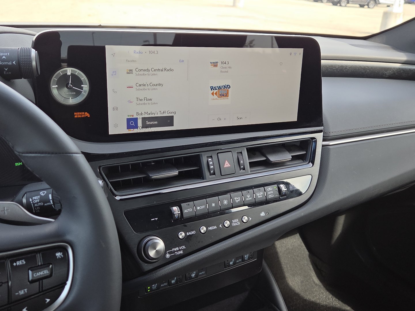 Used 2025 Lexus ES 300h w/ Premium Package FWD image 28