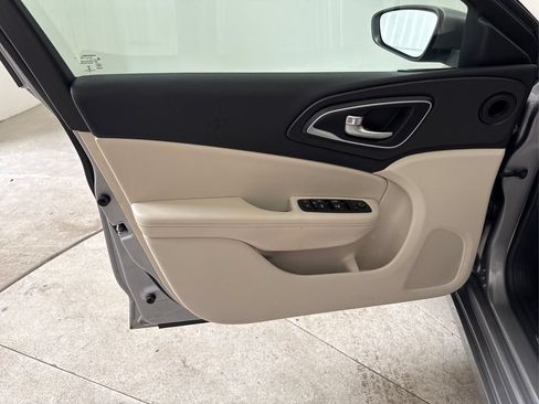 Used 2017 Chrysler 200 Limited Platinum FWD image 33