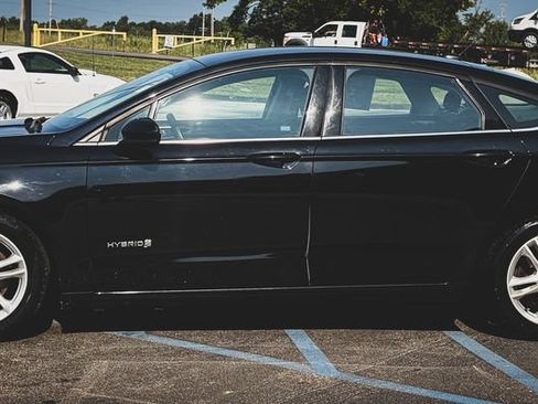Used 2018 Ford Fusion SE FWD image 6