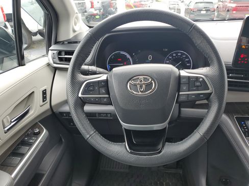 Used 2022 Toyota Sienna Limited image 17