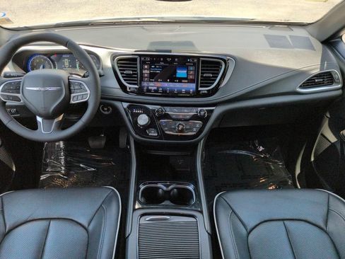 Used 2026 Chrysler Pacifica Limited FWD image 15
