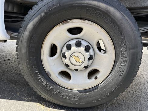 Used 2005 Chevrolet Express 2500 RWD image 26