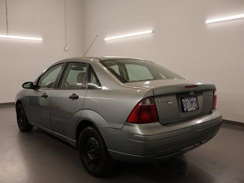 Used 2005 Ford Focus ZX4 Sedan FWD image 4