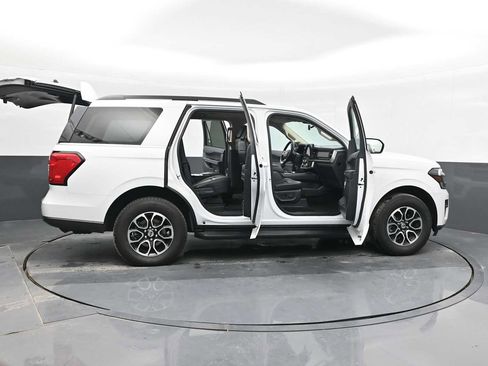 Used 2024 Ford Expedition XLT image 39