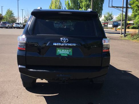 Used 2018 Toyota 4Runner SR5 AWD/4WD image 5