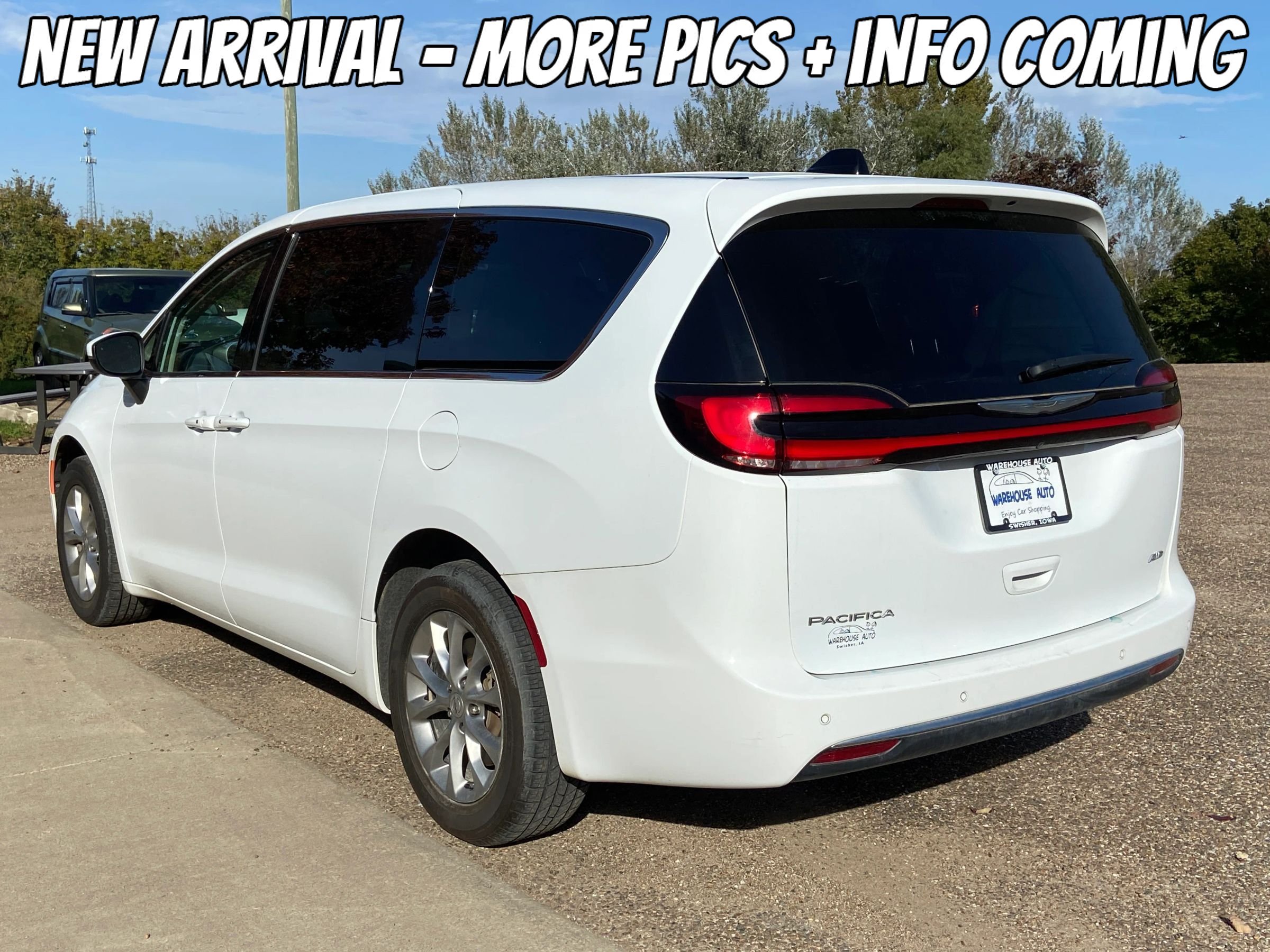 Used 2023 Chrysler Pacifica Touring-L w/ Uconnect Theater Family Group AWD/4WD image 8