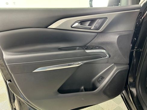 Used 2025 Chevrolet Traverse LT image 11