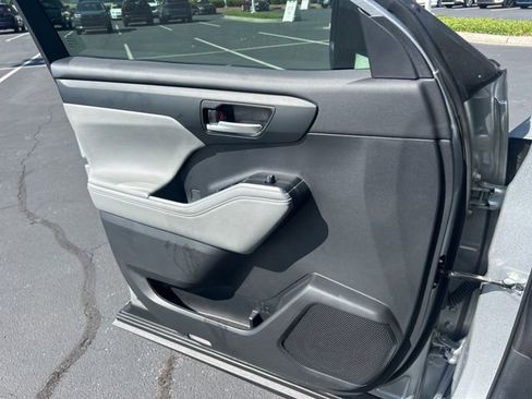 Used 2024 Toyota Highlander XLE FWD image 31