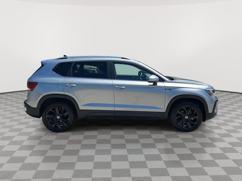 Used 2023 Volkswagen Taos SE w/ Panoramic Sunroof Package FWD image 4