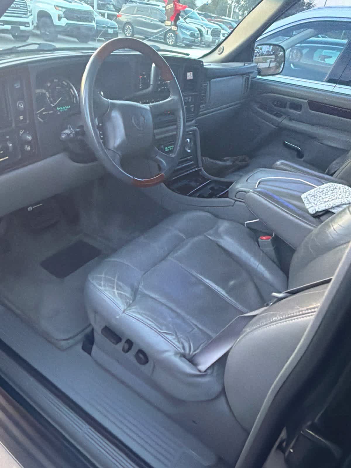 Used 2002 Cadillac Escalade AWD image 2