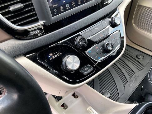 Used 2019 Chrysler Pacifica Touring-L w/ Tire & Wheel Group FWD image 15