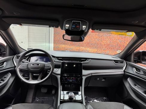 Used 2023 Jeep Grand Cherokee Altitude image 12