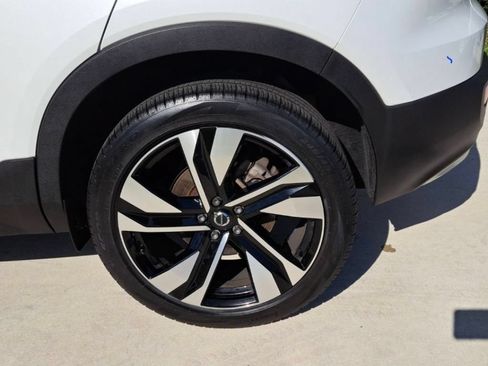 Used 2021 Volvo XC40 T5 Momentum w/ Climate Package AWD/4WD image 4