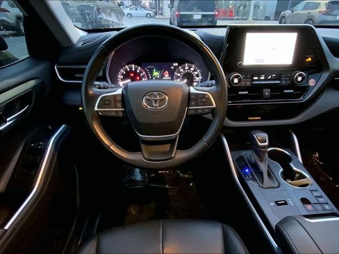 Used 2023 Toyota Highlander XLE image 5