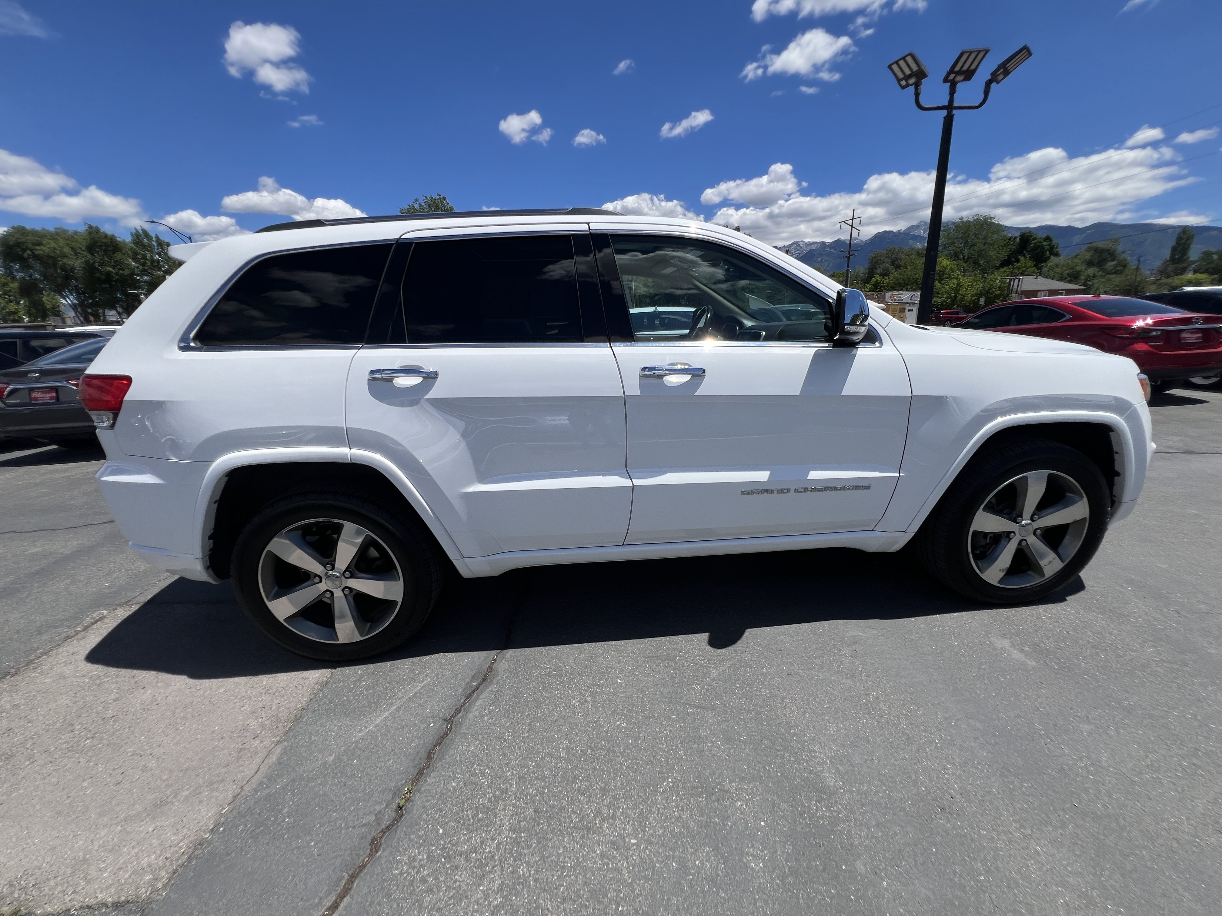Used 2015 Jeep Grand Cherokee Overland w/ Advanced Technology Group AWD/4WD image 4
