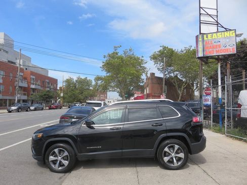 Used 2019 Jeep Cherokee Limited AWD/4WD image 7