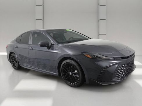 Used 2025 Toyota Camry SE w/ Convenience Package FWD image 2
