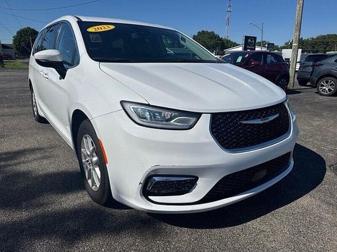 Used 2023 Chrysler Pacifica Touring-L FWD image 3