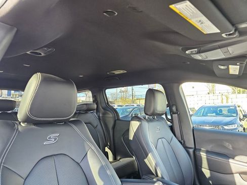 New 2026 Chrysler Pacifica Select image 13