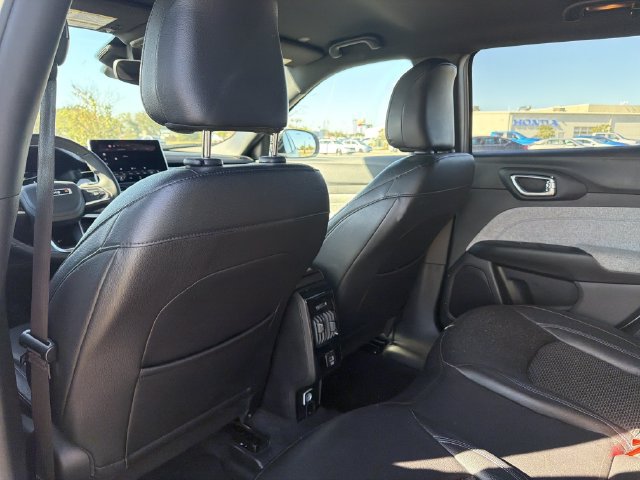 Used 2024 Jeep Compass Latitude AWD/4WD image 12