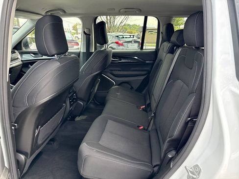 Used 2022 Jeep Grand Cherokee Laredo w/ Luxury Tech Group I image 22