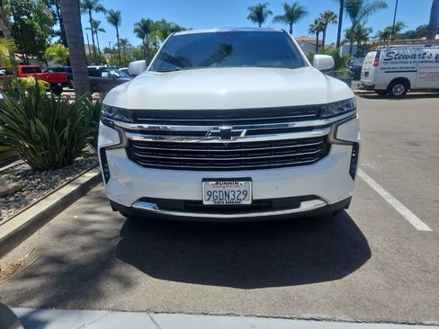 Used 2023 Chevrolet Suburban LT w/ Luxury Package RWD image 2