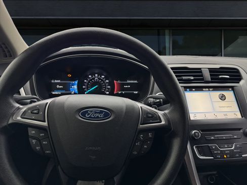 Used 2018 Ford Fusion SE w/ Fusion SE Technology Package FWD image 5