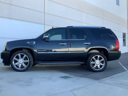 Used 2011 Cadillac Escalade Luxury AWD/4WD image 9